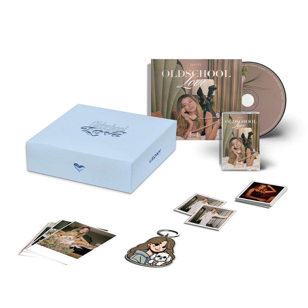 Hellblaue Box mit silber-glänzendem „Oldschool Love“-Schriftzug und kleinem Herzsymbol. Enthalten sind das Album als CD und Kassette mit Covermotiv von Leony auf einem Bett mit Retro-Telefon, mehrere Fotoprints und Polaroids, sowie ein illustriertes Schlüsselanhänger-Charakter mit Hund. Die Box vereint nostalgischen Charme mit persönlichen Fanartikeln.