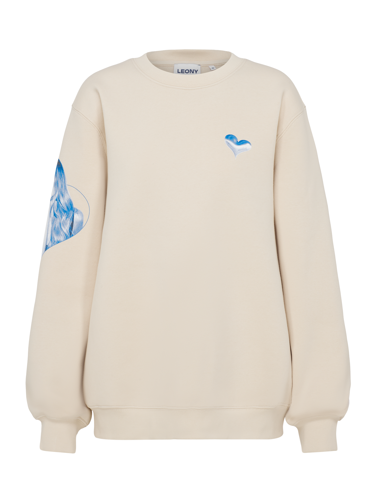 Cremefarbenes Sweatshirt mit kleinem blau-weißem 3D-Herzprint auf der linken Brust und einem großflächigen blauen Porträt einer Frau im Herzrahmen auf dem rechten Ärmel.