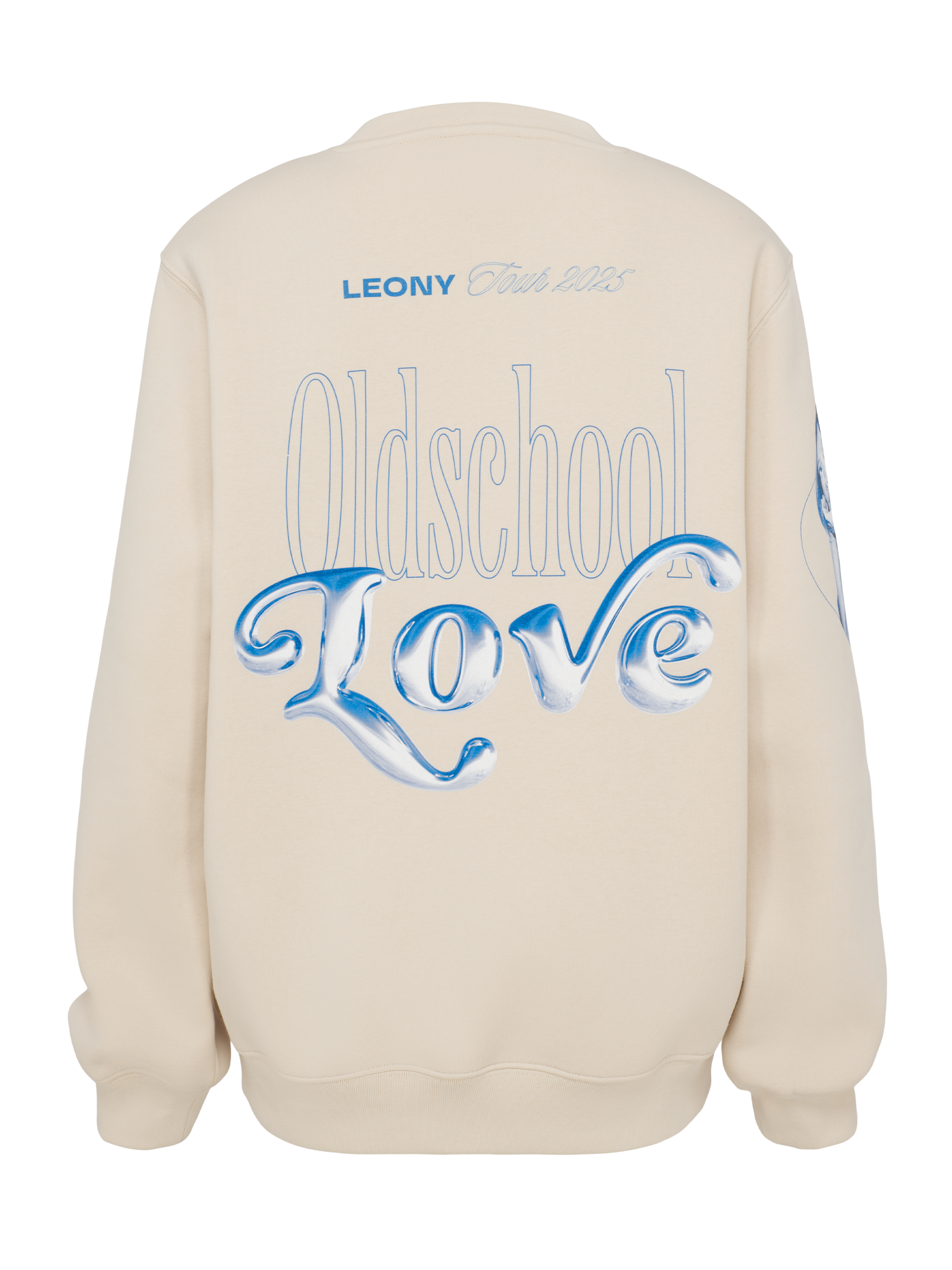 Rückseite eines cremefarbenen Sweatshirts mit großem blau-weißem „Oldschool Love“-Schriftzug und „LEONY Tour 2025“ darüber.