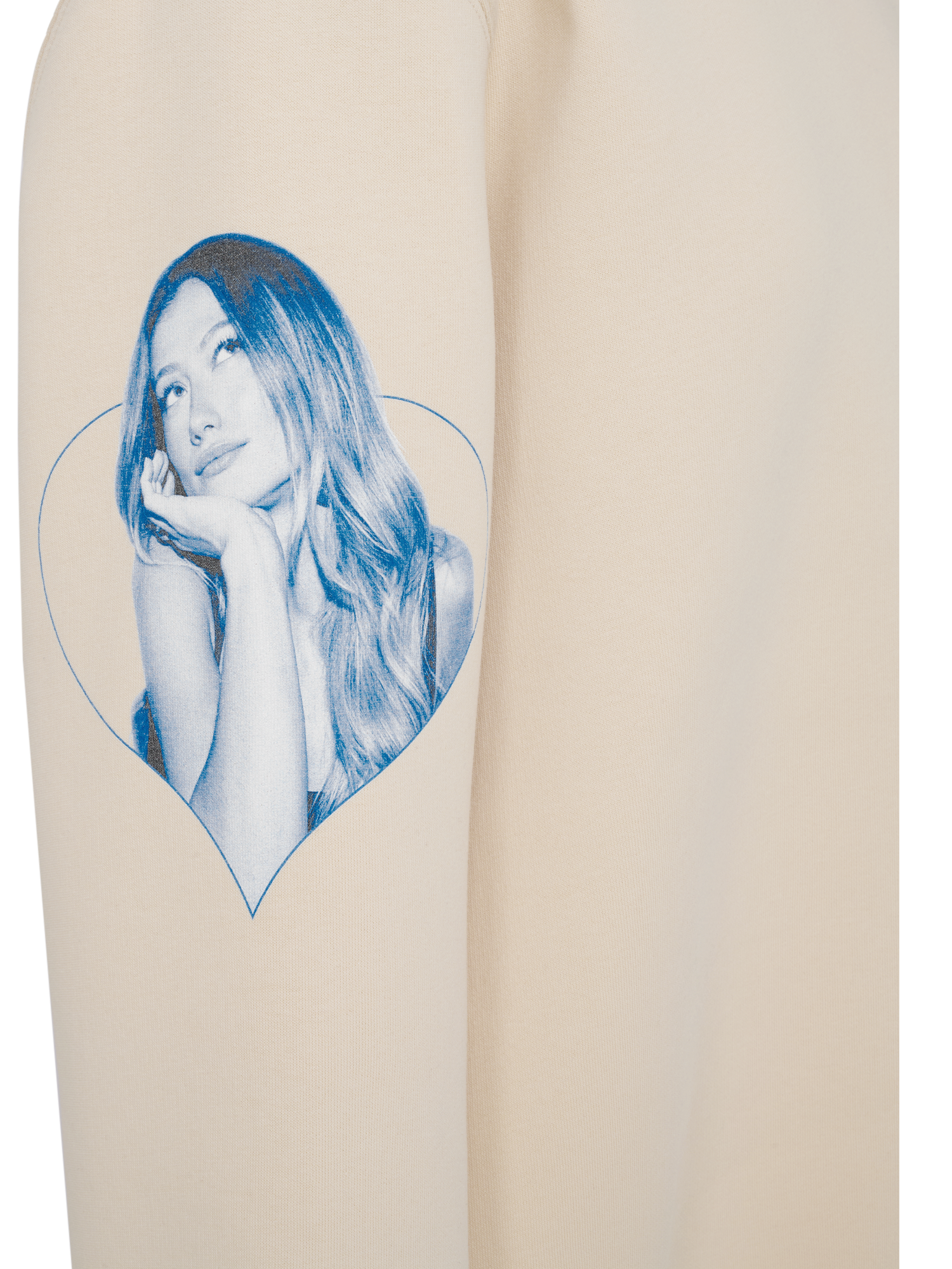 Nahaufnahme des rechten Ärmels eines cremefarbenen Sweatshirts mit blauem Fotoprint einer nachdenklich blickenden Frau im Herzrahmen.